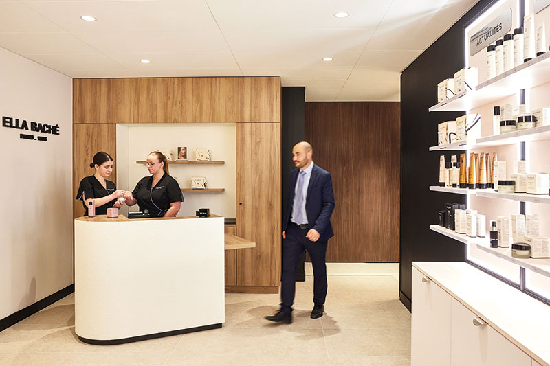 De la création de l’espace retail à la co-création de la carte de soins, les équipes d’ELLA BACHÉ ont accompagné l’hôtel 4* Le Domaine du Liziec sur le déploiement d’une offre à 360 degrés.