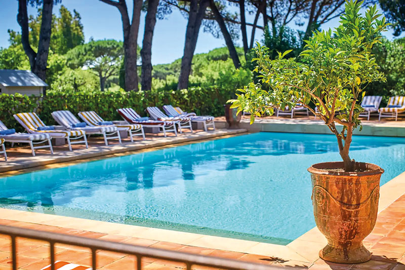 Parmi les premières références de SUBLIO figure l’hôtel 4* La Ferme d’Augustin à Ramatuelle, qui a fait de l’eau hyperionisée un véritable élément de différenciation et un axe fort de sa communication Wellness.