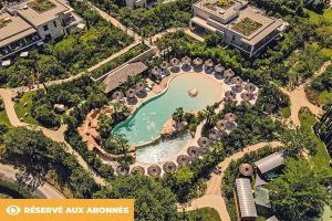 Le Domaine du Mas de Pierre invite à une expérience immersive : du spectaculaire Lagon aux eaux turquoise à la piscine centrale, jusqu'à la confidentielle piscine de la Bastide des Fleurs, réservée aux adultes. Le tout dans un jardin méditerranéen de quatre hectares ponctués d'œuvres signées César, Tobiasse ou Folon.