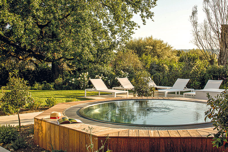 Coeur aquatique du Spa, un bassin intérieur de 18 mètres chauffé avec couloir de nage, banquettes hydromassantes, jets à contre-courant, aquabikes et parcours tonifiant. À l’extérieur, un spa bouillonnant installé au creux du jardin prolonge cette parenthèse de bien-être.