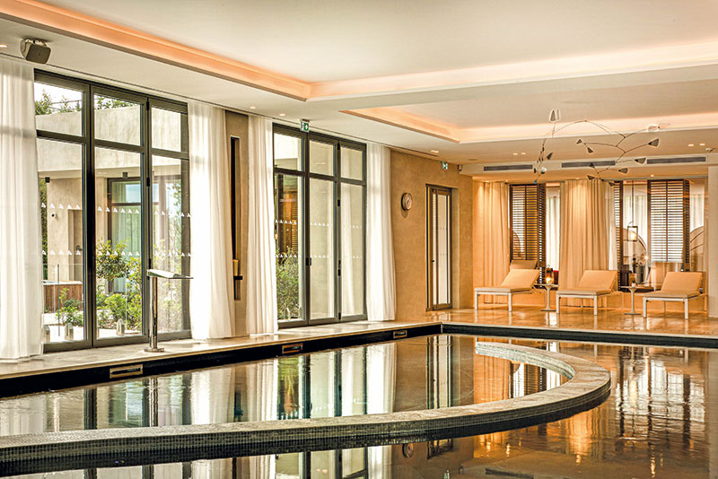 Coeur aquatique du Spa, un bassin intérieur de 18 mètres chauffé avec couloir de nage, banquettes hydromassantes, jets à contre-courant, aquabikes et parcours tonifiant. À l’extérieur, un spa bouillonnant installé au creux du jardin prolonge cette parenthèse de bien-être.