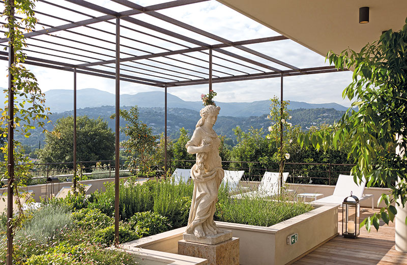 Réparti sur deux niveaux, le Spa du Domaine du Mas de Pierre déploie plus de 2 000 m² ouverts sur les jardins méditerranéens, jusqu’à son toit-terrasse où veille une Vénus protectrice, comme suspendue au-dessus du domaine.