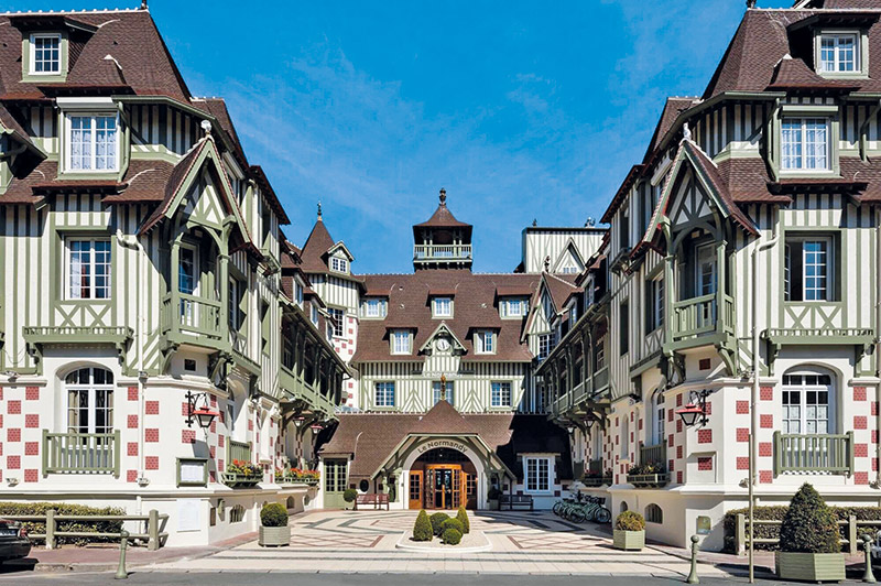 L’hôtel Barrière Le Normandy s’est récemment équipé de l’iconique lit de soin MO1 Evo ainsi que du lounger RLX Aurasens.