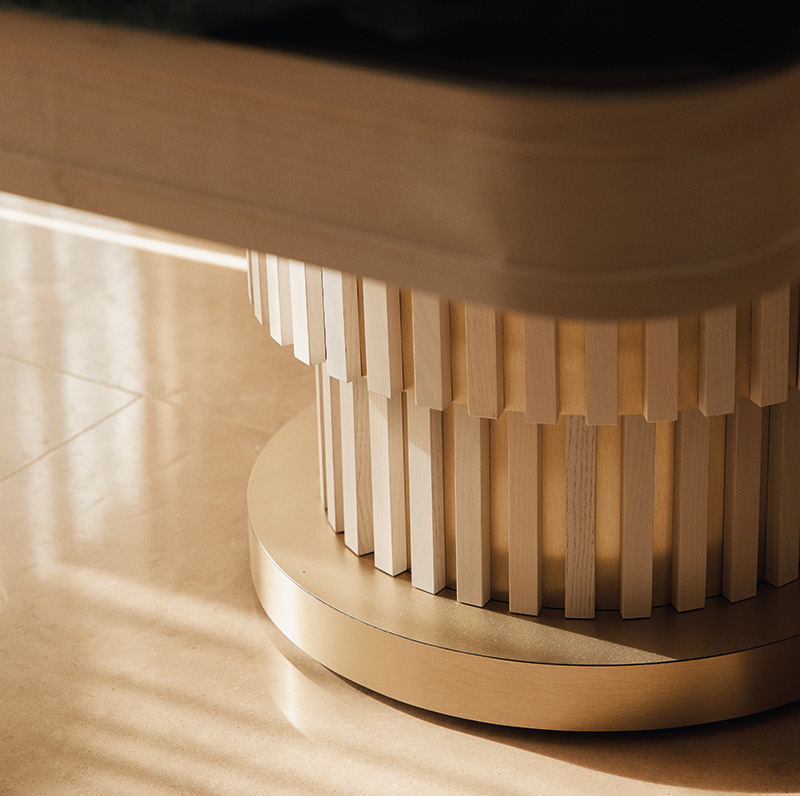 Pour LBA, KORE décline K-01 en bois blanchi et laiton, une finition exclusive qui prolonge l’univers de la Maison. Le sur-mesure permet ensuite à la table de dialoguer avec l’architecture et l’identité de chaque Spa.