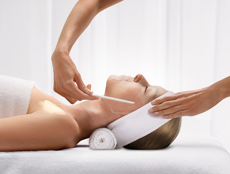 Chez Valmont, l’innovation ne s’arrête pas à la formule : elle se prolonge dans la gestuelle et l’expertise en cabine, au cœur de l’expérience Spa.